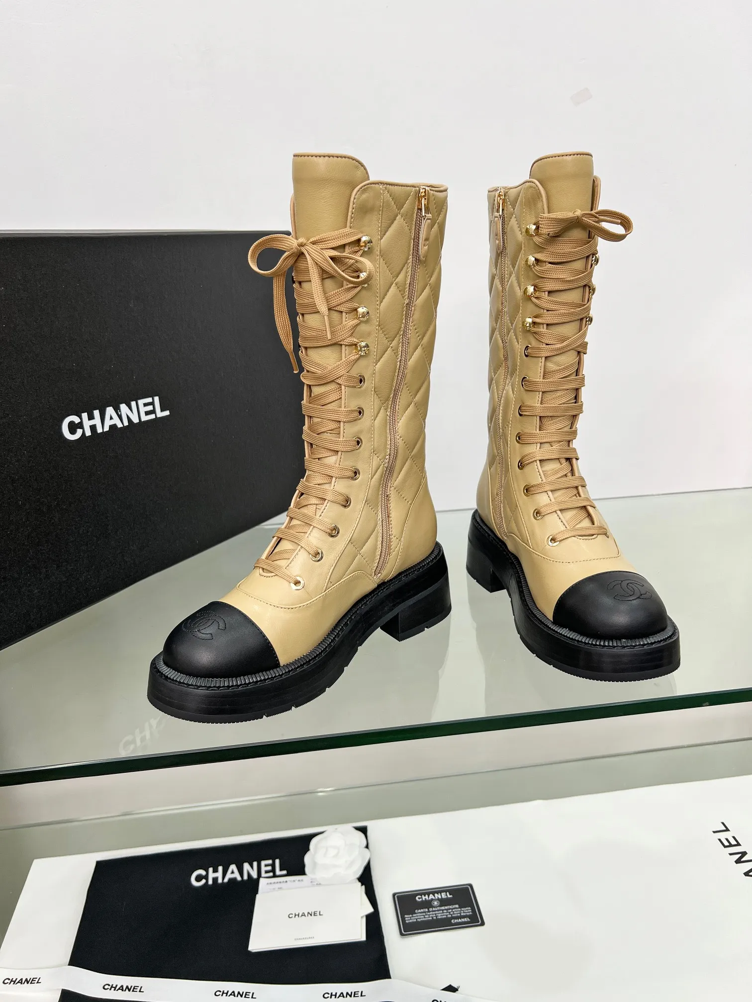👟👟Ex-factory price 840👟👟 2025CHANEL I finally own this pair of Chanel diamond boots💫 Classic diamond pattern with black and white color, fashionable and high-end, and the thick sole is super stable for walking~ It instantly turns into a fashionable and cool cover when you put it on. Who knows the charm of Fragrant Grandma? When I was asked about the link while shopping, I was so happy🥳 Fabric: sheepskin, cow suede Lining: sheepskin Color: black white apricot Code number: 5-40 (41 customized)